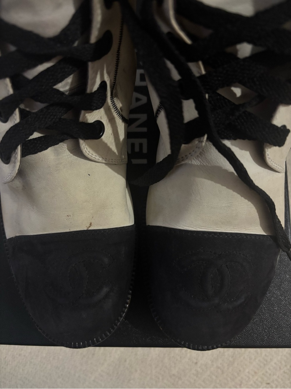 RARE Vintage Chanel White & Black Leather CC Combat Boots – Size 8.5 - Picture 2 of 9